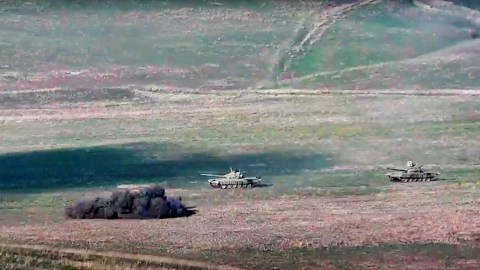 Tentara Armenia menghancurkan tank-tank Azerbaijan di garis kontak Republik Nagorno-Karabakh, Azerbaijan, Minggu (27/9). Foto: Armenian Defense Ministry via AP