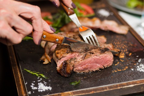 Ilustrasi makan steak saat hamil. Foto: Shutterstock