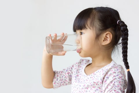 Air putih membantu mengencerkan dahak serta meredakan tenggorokan ketika si kecil terserang batuk dan pilek. Foto: Shutterstock