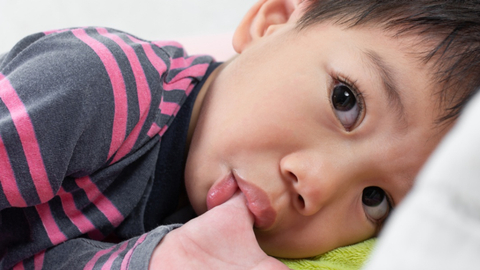 Anak mengisap jempol. Foto: Shutter Stock