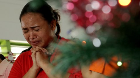Warga binaan menangis saat ibadah Natal. Foto: Fanny Kusumawardhani