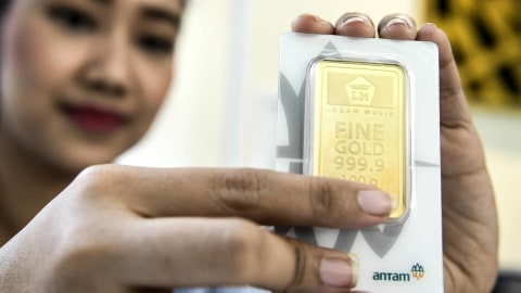 Petugas menunjukkan sampel emas batangan di Butik Emas Logam Mulia, Jakarta, Selasa (3/9). Foto: ANTARA FOTO/Muhammad Adimaja