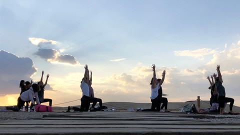 Perempuan menghadiri acara Yes Yoga Day untuk mendukung pemberantasan kekerasan terhadap perempuan di tengah pandemi COVID-19 di depan piramida bersejarah Giza, Mesir. Foto: AHMED FAHMY/REUTERS