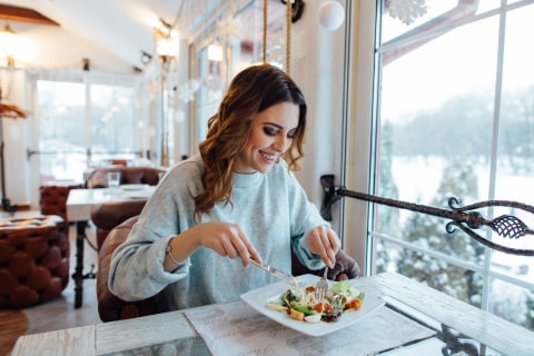 Makanan buka puasa yang tepat untuk perempuan karier. Foto: Shutterstock