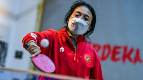 Foto: Potret Menteri Bintang Puspayoga Bermain Tenis Meja