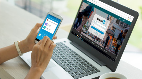 Ilustrasi menulis summary di LinkedIn. Foto: Shutter Stock