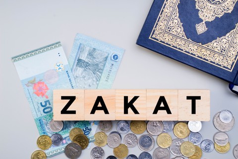Ilustrasi bayar zakat dengan uang.  Foto: Shutterstock