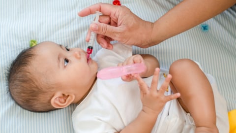 Ilustrasi memberi bayi zat besi. Foto: Shutterstock