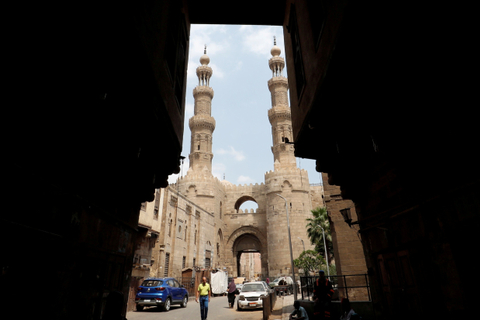 Orang-orang berjalan melewati gerbang Bab al-Zuweila yang berusia hampir 1.000 tahun, pintu masuk selatan ke kota bersejarah Kairo, Mesir.  Foto: Amr Abdallah Dalsh/REUTERS