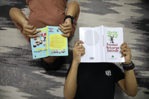 Ilustrasi pasangan calon pengantin membaca buku Fondasi Keluarga Sakinah. Foto: Dicky Adam Sidiq/kumparan 