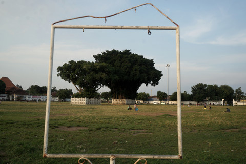 Warga berkunjung ke Alun-alun Selatan, Yogyakarta, Jumat (2/7/2021). Foto: Andreas Fitri Atmoko/Antara Foto