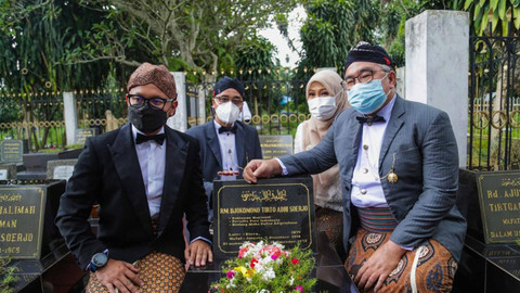 Wali Kota Bogor Bima Arya berfoto di makam RM Tirto Adhi Soerjo di Kota Bogor, Rabu (10/11).  Foto: Dok Pemkot Bogor