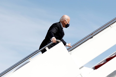Presiden AS Joe Biden mencengkeram tangga pesawat ketika dia tersandung saat menaiki Air Force One di Washington dalam perjalanan ke Atlanta, Georgia. Foto: Carlos Barria/Reuters