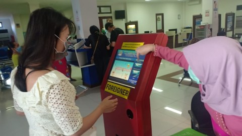 Pihak imigrasi memeriksa WNA yang memasuki bandara di Indonesia. Foto: Dok. Imigrasi
