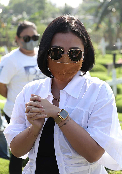 Penyanyi Mutia Ayu saat ziarah ke makam Glenn Fredly di TPU Tanah Kusir, Jakarta, Kamis, (8/4). Foto: Ronny