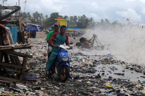 Pengendara roda dua melintasi tumpukan s...                    </div>

                    <div class=