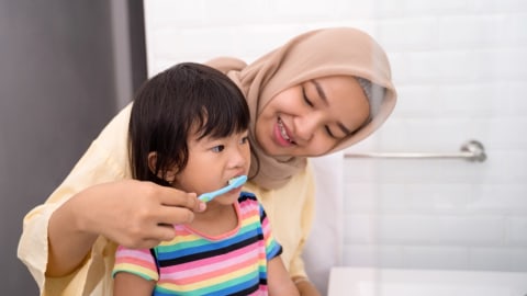 Ilustrasi ibu menyikat gigi anak Foto: Shutter Stock
