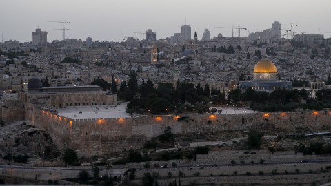 Masjid Kubah Batu, di halaman tertutup masjid Al-Aqsa, selama bulan suci Ramadhan saat matahari terbenam di Kota Tua Yerusalem (19/5), Foto: AFP/AHMAD GHARABLI