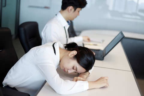 Ilustrasi lingkungan kerja. Foto: Getty Images/RUNSTUDIO