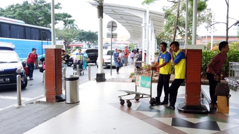 Porter di Bandara Soekarno Hatta. Foto: Amanaturrosyidah/kumparan
