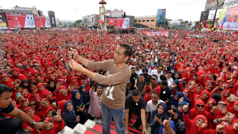 Jokowi selfie bersama dengan relawan dan simpatisannya di Tugu Adipura Bandar Lampung. Foto: Agus Suparto/Istana Presiden