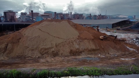 Foto udara aktivitas pengolahan nikel (smelter) yang berada di Kawasan Industri Virtue Dragon Nickel Industrial (VDNI) di Kecamatan Morosi, Konawe, Sulawesi Tenggara. Foto: ANTARA FOTO/Jojon