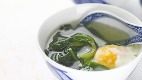 Ilustrasi sup bayam dengan telur Foto: Shutterstock