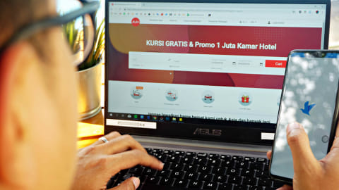 Ilustrasi mencari tiket pesawat. Foto: Abil Achmad Akbar/kumparan
