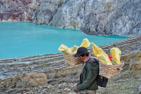 Penambang belerang di kawasan Kawah Ijen, Banyuwangi, Jawa Timur. Foto: Helmi Afandi Abdullah/kumparan