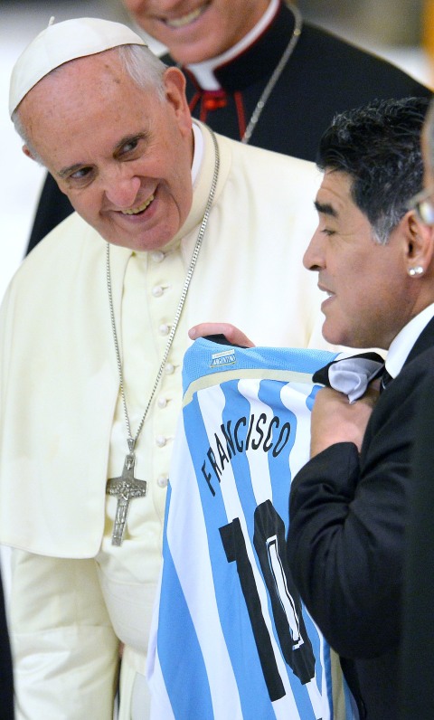 Diego Maradona memberikan jersey Argentina kepada Paus Fransisku sebelum pertemuan anggota Scholas Occurentes di Vatikan pada 4 September 2014. Foto: Vincenzo PINTO / AFP