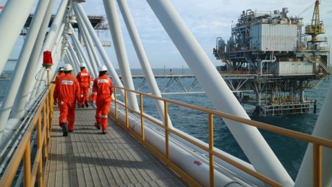 Pekerja PHE Offshore South East Sumatera (OSES) dan PHE Offshore North West Java (ONWJ) menyalurkan hak suara di TPS area lepas pantai. Foto: Dok. Pertamina