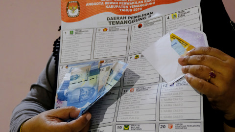 Petugas menunjukkan barang bukti dugaan politik uang pada Pemilu 2019 di kantor Bawaslu Temanggung, 16 April 2019. Foto: ANTARA FOTO/Anis Efizudin