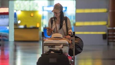Ilustrasi orang membawa barang dan koper banyak di Bandara. Foto: Shutter Stock