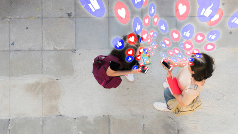 Ilustrasi menggunakan sosial media. Foto: Shutter Stock