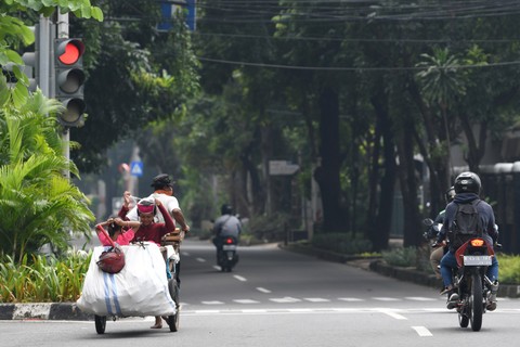 Tuna wisma menarik gerobaknya saat melintasdi kawasan H. Agus Salim, Jakarta, Rabu (15/4). Foto: ANTARA FOTO/M Risyal Hidayat