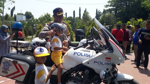 Siapa Takut Polisi Acungkan Tangan Kumparan Com