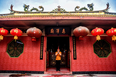 Warga keturunan Tionghoa melakukan ibadah sembahyang menyambut tahun baru Imlek 2572 di kawasan Klenteng Petak Sembilan, Jakarta, Jumat (12/2). Foto: Muhammad Adimaja/ANTARA FOTO