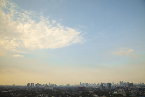 Pemandangan kota Jakarta dengan langit cerah. Foto: Aditia Noviansyah/kumparan