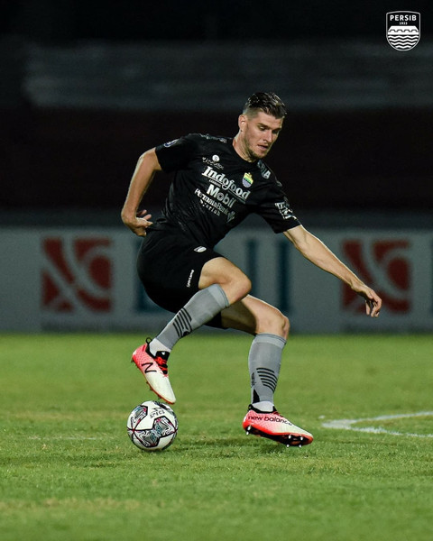 Aksi pemain Persib Nick Kuipers saat melawan Bhayangkara. Foto: Instagram/@persib