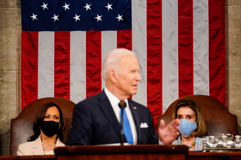 Wakil Presiden AS Kamala Harris dan Ketua DPR Nancy Pelosi mendengarkan pidato Presiden AS Joe Biden pada sesi gabungan Kongres di majelis DPR AS di Washington, AS, Rabu (28/4). Foto: Jim Watson/Pool via Reuters