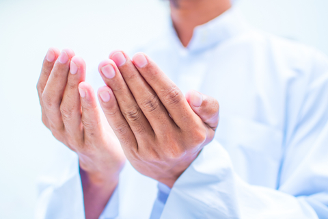 Ilustrasi orang berdoa qunut. Foto: Shutterstock