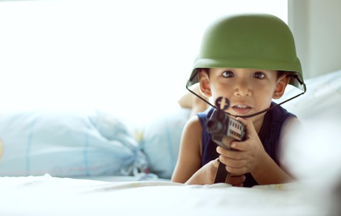 Ilustrasi anak laki-laki main pistol atau tembak-tembakan. Foto: Shutter Stock