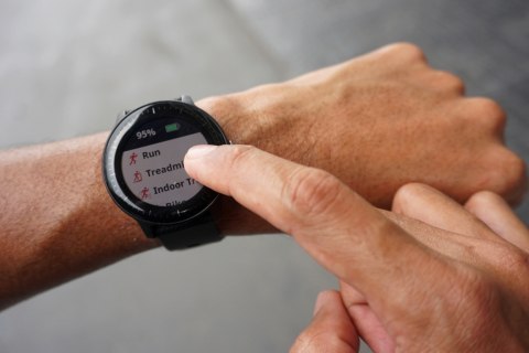 Ilustrasi smartwatch untuk lari. Foto: Fanny Kusumawardhani/kumparan