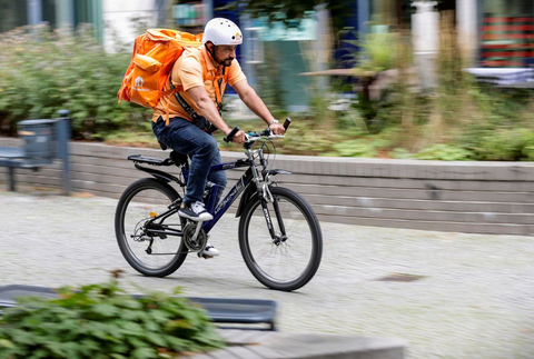 Sayed Sadaat, eks menteri komunikasi Afghanistan yang sekarang jadi kurir sepeda di Jerman. Foto: REUTERS/Hannibal Hanschke