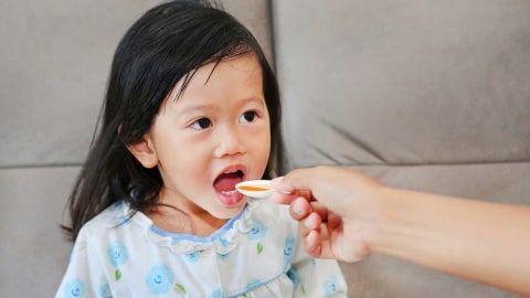 Anak minum obat. Foto: Shutterstock
