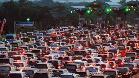 Macet panjang di Pintu Tol Cipali Palimanan Foto: ANTARA FOTO/Dedhez Anggara