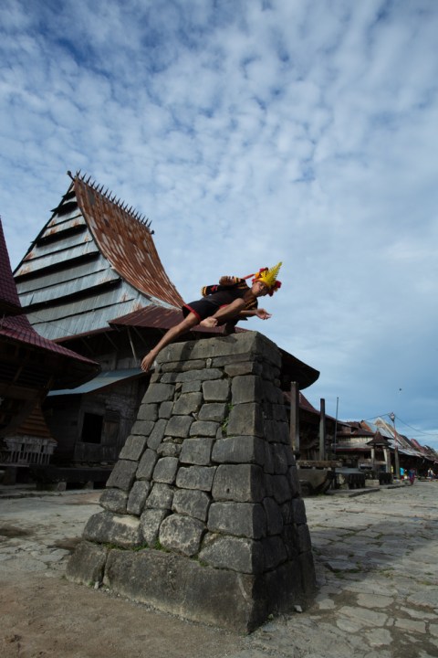 Tradisi Fahombo di Nias Foto: Shutter Stock
