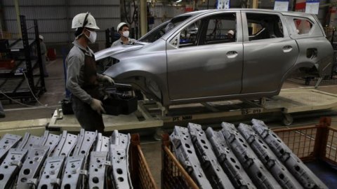 Aktivitas produksi pabrik Nissan di Indonesia. Foto: Nikkei