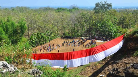 Warga mengikuti upacara pengibaran bendera Merah Putih di Pegunungan Kendeng, Kedumulyo, Pati, Jawa Tengah, Senin (17/8/2020). Foto: Yusuf Nugroho/ANTARA FOTO