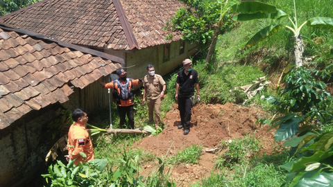 Bencana Tanah Bergerak di Cianjur Meluas: Kini Tanah Turun 1,20 Meter (1)
